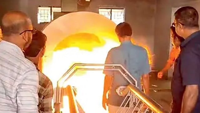 താക്കോല് എത്തിക്കാതെ ജീവനക്കാരന്, ശ്മശാനത്തിന്റെ പൂട്ടുപൊളിച്ച് സംസ്കാരം; പുറത്തേയ്ക്ക് തീ ആളി