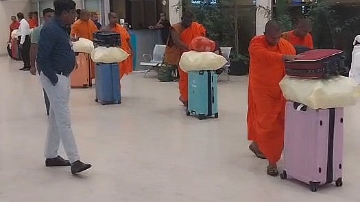സ്യൂട്ട്കേസുകളിൽ പ്രത്യേക അറ; ശ്രീലങ്കയില് 110 കിലോഗ്രാം കഞ്ചാവുമായി 22 ബുദ്ധ സന്യാസിമാര് പിടിയില്