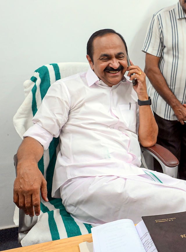 വിജയാഘോഷത്തിൽ പങ്കെടുത്ത് വിഡി സതീശൻ