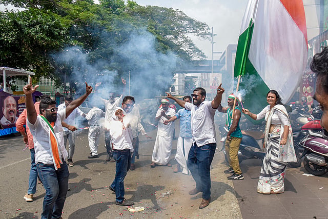 പടക്കം പൊട്ടിച്ചും മധുരം വിതരണം ചെയ്തും അണികൾ