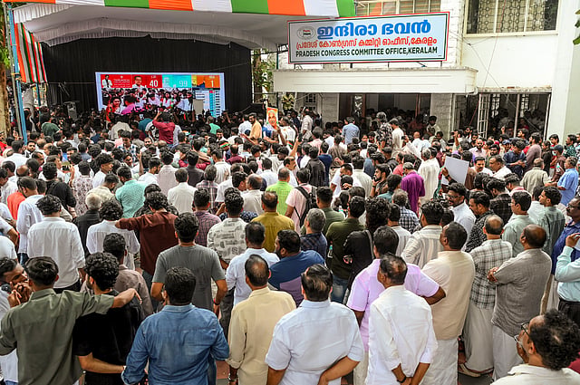 മുഖ്യമന്ത്രി ആരെന്ന് അറിയാൻ കാത്തിരിപ്പ്