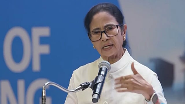 'മോദിയുടെ പ്രവചനം ഫലിച്ചു'; ബംഗാളിലെ 9 ജില്ലകളില് നിലംതൊടാതെ തൃണമൂല്, തൂത്തുവാരി ബിജെപി തേരോട്ടം