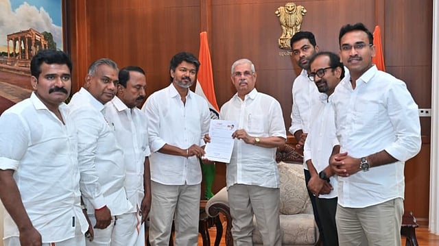 തമിഴ്നാട്ടില് വിജയ്ക്ക് തിരിച്ചടി; സത്യപ്രതിജ്ഞ നാളെ ഇല്ല?, 118 എംഎല്എമാരുടെ കത്ത് നല്കണമെന്ന് ഗവര്ണര്
