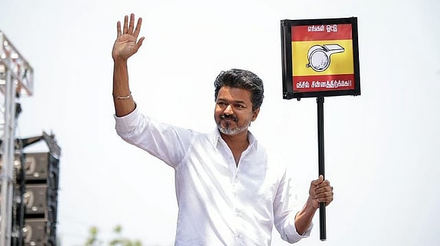എഐഎഡിഎംകെ പിളര്പ്പിലേക്ക് ?, വിജയിനെ പിന്തുണയ്ക്കണമെന്ന് ഭൂരിപക്ഷം എംഎല്എമാര്; തമിഴ്നാട്ടില് വീണ്ടും ട്വിസ്റ്റ്