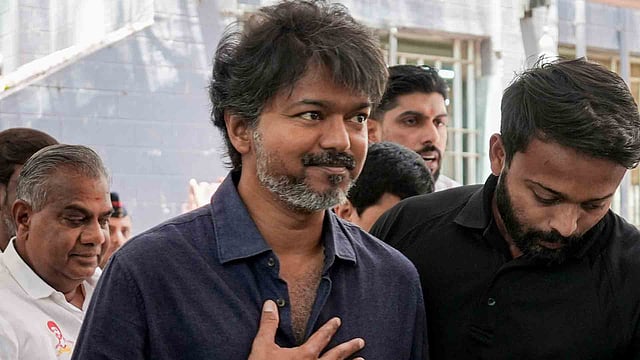 മുഖ്യമന്ത്രിയുടെ ഔദ്യോഗിക വാഹനവ്യൂഹം നിരസിച്ച് വിജയ്; ‘സത്യപ്രതിജ്ഞയ്ക്ക് ശേഷം മതി സുരക്ഷ’
