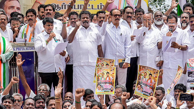 വിജയ്‌യെ മുഖ്യമന്ത്രിയാക്കണം; ചെന്നൈയിൽ രാജ്ഭവന് മുന്നിൽ ടിവികെ പ്രവർത്തകരുടെ പ്രതിഷേധം