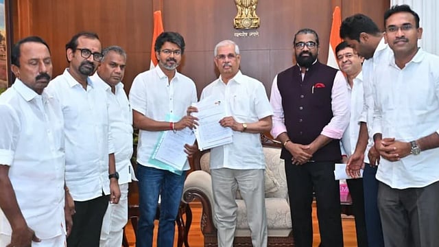 തമിഴ്നാട്ടില് വീണ്ടും സസ്പെന്സ്; വിജയ്യുടെ സത്യപ്രതിജ്ഞയില് അനിശ്ചിതത്വം