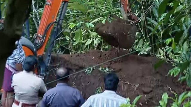 സ്ഥലത്ത് മണ്ണുകുഴിച്ചുള്ള പരിശോധന
