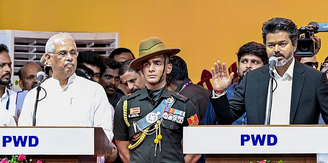 ഗവർണർ രാജേന്ദ്ര വിശ്വനാഥ് അർലേക്കർ വിജയ്ക്കും മന്ത്രിസഭാംഗങ്ങൾക്കും സത്യവാചകം ചൊല്ലിക്കൊടുത്തു.