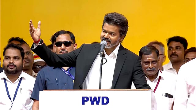ഭരണത്തിൽ പലതരം അധികാര കേന്ദ്രങ്ങൾ ഉണ്ടാകില്ലെന്ന് വിജയ് അസന്ദിഗ്ധമായി പ്രഖ്യാപിച്ചു.