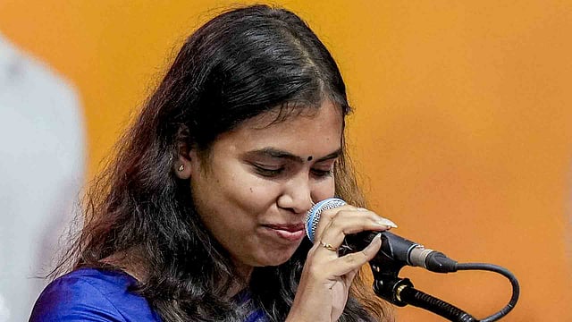 ഹിന്ദിയില് പ്രാവീണ്യം, പുരുഷാധിപത്യ കോട്ട തകര്ത്ത് മുന്നേറ്റം; ആരാണ് വിജയ് മന്ത്രിസഭയിലെ യുവമുഖം കീര്ത്തന ?