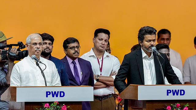 'ഗവർണർ നിർബന്ധിച്ചു, ഇനി തെറ്റ് സംഭവിക്കില്ല; തമിഴ് തായ് വാഴ്ത്ത് ആദ്യം പാടും'; വിശദീകരണവുമായി ടിവികെ