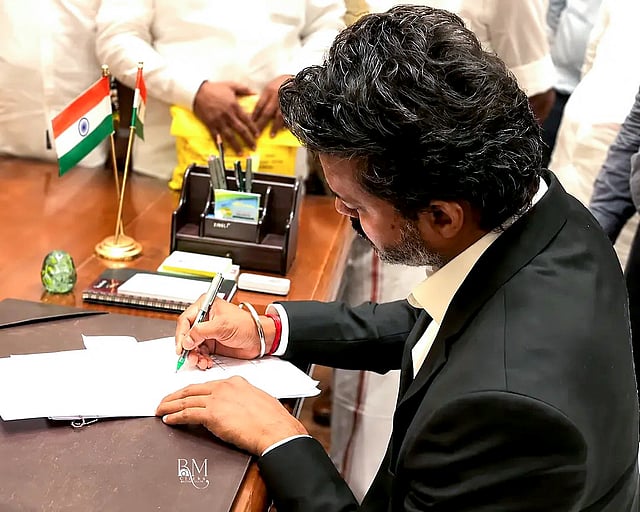 ജനങ്ങളുടെ സുരക്ഷയ്ക്കും ക്ഷേമത്തിനും മുൻഗണന നൽകുന്ന രണ്ട് സുപ്രധാന ഫയലുകളിൽ വിജയ് ആദ്യമായി ഒപ്പുവെച്ചത്