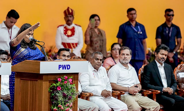 കീർത്തന സത്യപ്രതിജ്ഞ ചെയ്യുന്നു