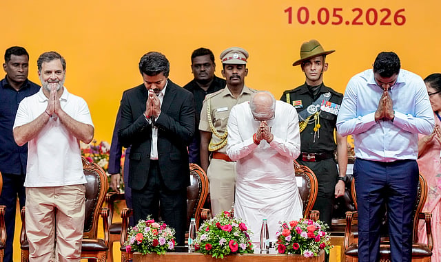 പഴയതും പുതിയതുമായ മുഖങ്ങളെ ഉൾപ്പെടുത്തിക്കൊണ്ടുള്ള പത്തംഗ മന്ത്രിസഭയാണ് വിജയ് പ്രഖ്യാപിച്ചത്