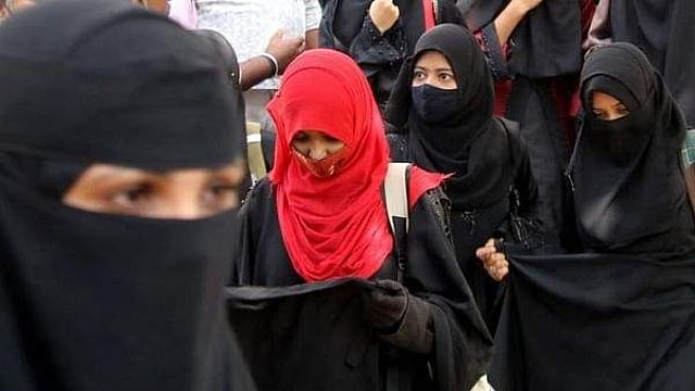 കര്ണാടകയിലെ ഹിജാബ് നിരോധനം പിന്വലിച്ചു; ഉത്തരവിറക്കി സിദ്ധരാമയ്യ സര്ക്കാര്