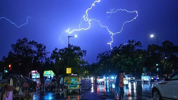 ഇടിമിന്നല്‍ സമയങ്ങളില്‍
മൊബൈല്‍ ഫോണ്‍ ഉപയോഗിക്കാമോ? അറിയേണ്ടതെല്ലാം 