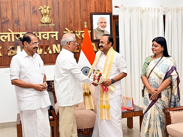 സതീശൻ സർക്കാരിന്റെ സത്യപ്രതിജ്ഞയ്ക്ക് വന്ദേമാതരം ആലപിക്കുമോ? ഗവർണ്ണറുടെ സാന്നിധ്യത്തിൽ വന്ദേമാതരം നിർബന്ധമാക്കുന്ന പുതിയ പ്രോട്ടോക്കോൾ ചർച്ചയാകുന്നു