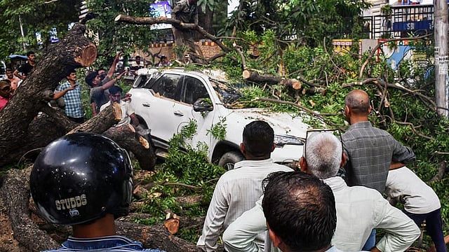 യുപിയിൽ മരണം 100 കടന്നു; തകർത്തെറിഞ്ഞ് കൊടുങ്കാറ്റും മഴയും, ദുരിതാശ്വാസം ഉടൻ എത്തിക്കാൻ യോഗി