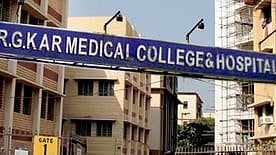 ഇരയുടെ മാതാപിതാക്കള്ക്ക് പണം വാഗ്ദാനം ചെയ്തു, അന്വേഷണത്തില് വീഴ്ച; ആര്ജി കര് ബലാത്സംഗക്കേസില് 3 ഐപിഎസ് ഉദ്യോഗസ്ഥര്ക്ക് സസ്പെന്ഷന്