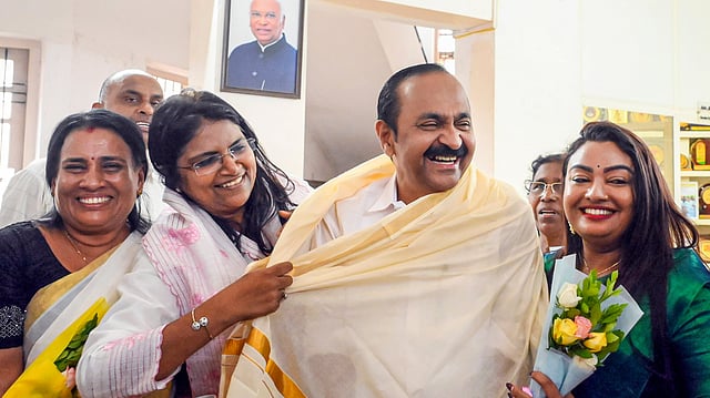 'മന്ത്രിസ്ഥാനമില്ലാത്ത മുഖ്യമന്ത്രിമാര്': ആന്റണി മുതല് വിഎസ് വരെ; സതീശനു വഴിയൊരുക്കിയ നേതാക്കള്