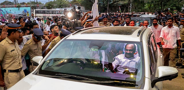 മുൻസീറ്റ് പ്രണയം വി ഡി സതീശൻ മാറ്റുമോ? മുഖ്യമന്ത്രിക്ക് മുന്നിലിരുന്ന് യാത്ര ചെയ്യാനാകുമോ? നിയമം പറയുന്നത്