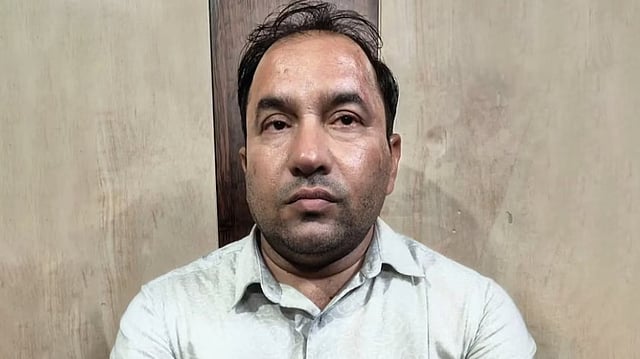 'ഡാര്ലിങ്, രണ്ട് ചോദ്യപേപ്പറുകള് സംഘടിപ്പിച്ചിട്ടുണ്ട്; നീ എപ്പോഴാണ് കാണാന് വരുന്നത്?' നീറ്റ് ക്രമക്കേടില് അധ്യാപകന് അറസ്റ്റില്