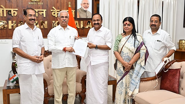സത്യപ്രതിജ്ഞ വേദിയില് മുഖ്യമന്ത്രിയും മന്ത്രിമാരും മാത്രം മതി; ലോക്ഭവന് നിര്ദേശം