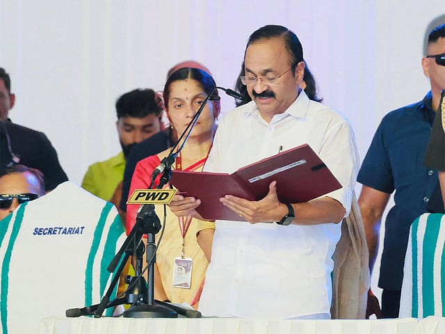 സതീശൻ മന്ത്രിസഭയുടെ വകുപ്പുകൾ പ്രഖ്യാപിച്ചു; ഫിഷറീസ് ലീഗിന് തന്നെ, സതീശന് ധനവും പൊതുഭരണവും, ചെന്നിത്തലയ്ക്ക് ആഭ്യന്തരം, സണ്ണി ജോസഫിന് വൈദ്യുതി