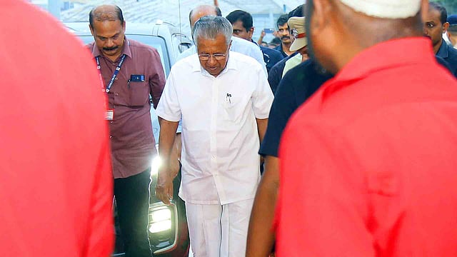 പ്രതിപക്ഷ നേതാവായശേഷം പിണറായി വിജയന്‍ ആദ്യമായി കണ്ണൂരില്‍; വിമാനത്താവളത്തില്‍ ഉജ്ജ്വല സ്വീകരണം 