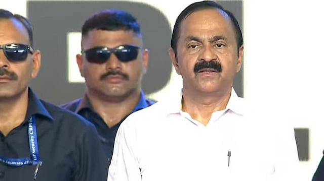 ബംഗാളില്‍ ഒഴിവാക്കിയ വന്ദേമാതരം പൂര്‍ണമായി ചൊല്ലി; കേന്ദ്ര നിര്‍ദേശം പാലിച്ച് വിഡി സതീശന്‍ സര്‍ക്കാര്‍
