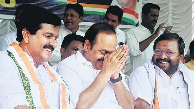 വിട്ടു കൊടുക്കാതെ അനില് കുമാര്, മുരളീധരന്റെ വകുപ്പുകളില് തര്ക്കം; ഫിഷറീസിലും ഉടക്ക്, വിജ്ഞാപനം വൈകുന്നു