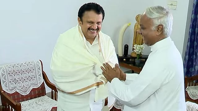 'കടലിനെ അറിയുന്നവര് തന്നെ ഫിഷറീസ് മന്ത്രിയാകണം'; നിലപാടിലുറച്ച് ലത്തീന് സഭ, അനുനയ ശ്രമവുമായി മന്ത്രിമാര് ബിഷപ്പ് ഹൗസില്