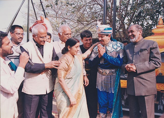 മുതുകാട് സുഷമ സ്വരാജിനും ഒ രാജഗോപാലിനുമൊപ്പം