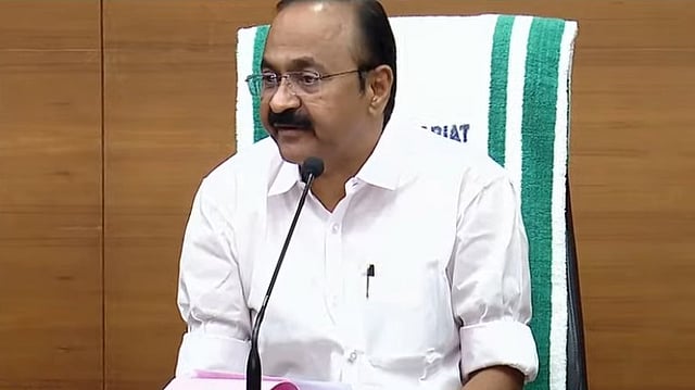 'ഇടയില് തടസ്സപ്പെടുത്താന് പറ്റുമോ?, വന്ദേമാതരം മുഴുവന് ആലപിക്കുന്നത് ഞങ്ങള്ക്ക് അറിയില്ലായിരുന്നു'