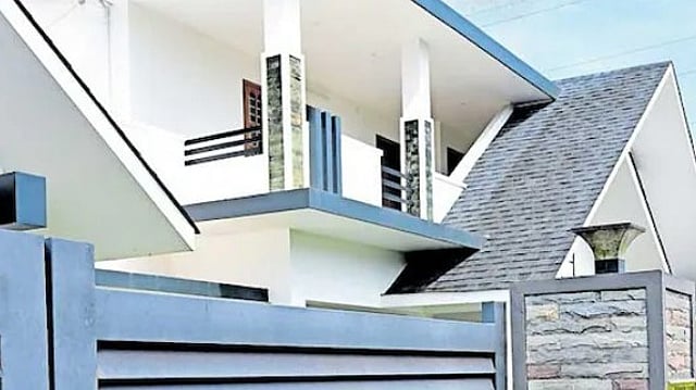 കഷ്ടപ്പെട്ട് വീട് പണിതു, ഗൃഹപ്രവേശം 'മുടക്കി' സില്വര്ലൈന്, അഞ്ചുവര്ഷത്തെ കാത്തിരിപ്പിന് ശേഷം 'പുഞ്ചിരി'; പന്തല് പൊളിക്കാന് മുഖ്യമന്ത്രി വരുമോ?