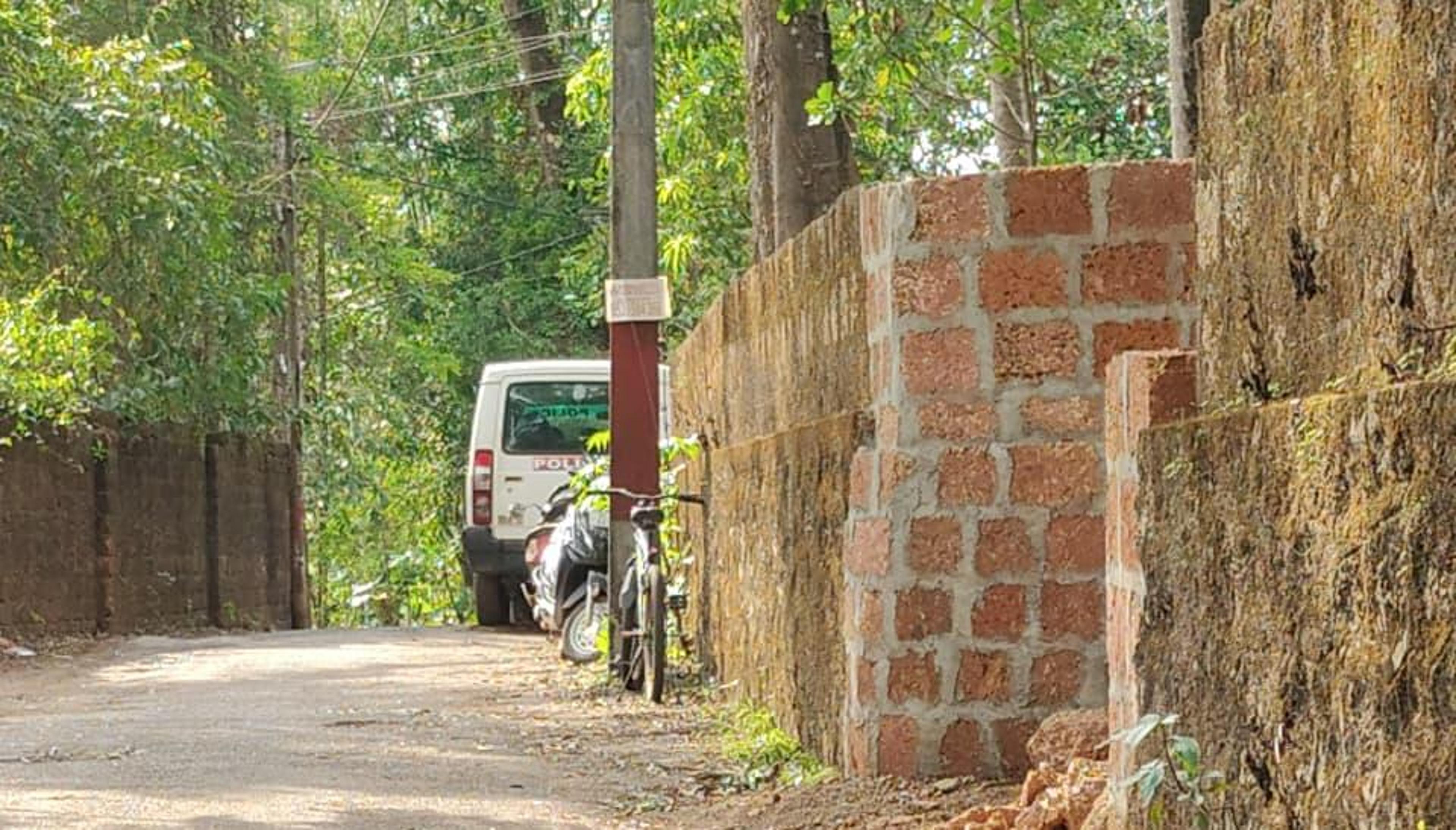 പിണറായി വിജയന്റെ വീടിന് മുന്നിലെ 'ജീപ്പ് സ്റ്റേഷൻ' മാറ്റി; കാവൽ തുടരും