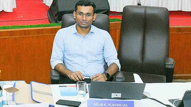 കലക്ടര്മാരുടെ സ്ഥലംമാറ്റത്തില് മന്ത്രിമാര്ക്ക് അതൃപ്തി, അരുണ് കെ വിജയന്റെ നിയമനം രാഷ്ട്രീയ തിരിച്ചടിയാകുമെന്ന് ആശങ്ക