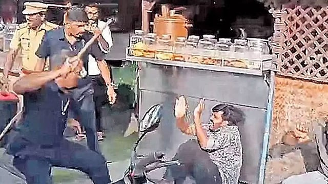 'കെട്ടിച്ചമച്ച കേസ്, ഔദ്യോഗിക ജീവിതം കളങ്കപ്പെടും'; നവകേരള 'രക്ഷാപ്രവര്ത്തന'ത്തില് പ്രതികളായ പൊലീസുകാരുടെ മുന്കൂര് ജാമ്യാപേക്ഷയിലെ വാദങ്ങള് പുറത്ത്