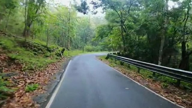 അതിരപ്പിള്ളി - മലക്കപ്പാറ റോഡിൽ നിർമ്മാണ പ്രവൃത്തികൾ; ഗതാഗതം നിരോധിച്ചു