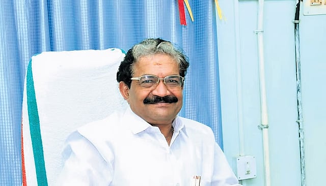8 വര്‍ഷത്തെ നിയമപോരാട്ടം; അര്‍ഹതപ്പെട്ട പ്രമോഷന്‍ നേടിയെടുത്ത് ഭിന്നശേഷിക്കാരനായ ഡോക്ടര്‍