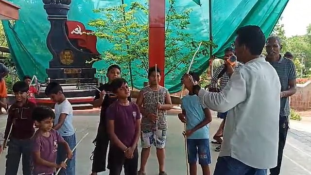സ്ക്രീൻ വിട്ട് മണ്ണിലേക്ക്; മറന്നുതുടങ്ങിയ നാടൻ കളിക്കൂട്ടങ്ങളുമായി കളത്തിലിറങ്ങി ഒരു ഗ്രാമം