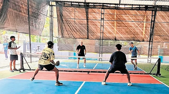 ഫുട്ബോളിനു പിന്നാലെ കോഴിക്കോട്ടുകാരുടെ മനംകവർന്ന് 'പിക്ലിബോൾ'; നഗരത്തിൽ കോർട്ടുകൾ സജീവം