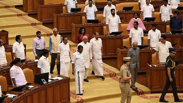 വന്ദേമാതരം: പ്രോട്ടോക്കോള് ലംഘനമെന്ന് ഗവര്ണര്, എഴുന്നേറ്റു നില്ക്കേണ്ടെന്ന് പിണറായി, വിവാദം