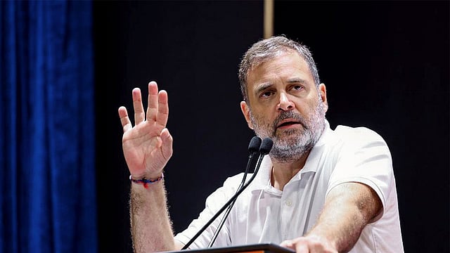 'വിശ്വഗുരു' എന്ന് അവകാശവാദം, ഒരു പരീക്ഷ പോലും നടത്താനാവുന്നില്ല; മോദിക്കെതിരെ ആഞ്ഞടിച്ച് രാഹുല് ഗാന്ധി