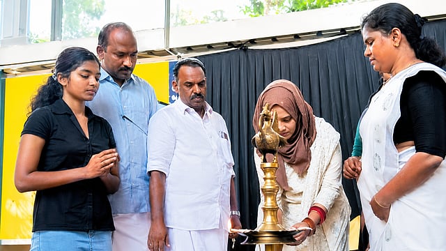 നിലവിളക്ക് കൊളുത്തി ഫാത്തിമ തഹ്‌ലിയ; സാംസ്കാരിക പാരമ്പര്യമോ മതവിലക്കോ?  വിവാദം പുകയുന്നു