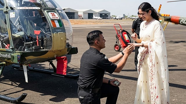 'എത്ര മനോഹരവും വൈകാരികവുമായ നിമിഷം!  'പരിശീലനം പൂര്‍ത്തിയാക്കി നിമിഷങ്ങള്‍ക്കകം കാമുകിയെ പ്രൊപ്പോസ് ചെയ്ത് ആര്‍മി പൈലറ്റ് - വിഡിയോ വൈറല്‍