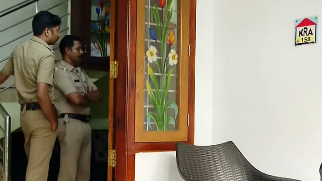 മക്കളുടെ മുന്നില് വെച്ച് വീട്ടമ്മയെ കഴുത്തറുത്ത് കൊന്നു; ഭര്ത്താവ് ഒളിവില്