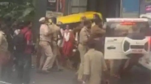 മദ്യപിച്ചവരും വാങ്ങാന് വന്നവരും തമ്മില് ഏറ്റുമുട്ടി; ബെവ്കോയ്ക്ക് മുന്നില് കൂട്ടത്തല്ല്; തടയാനെത്തിയ പൊലീസിനും കിട്ടി!