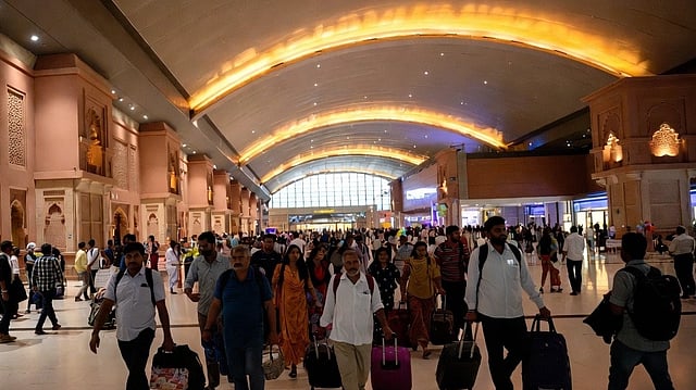 2026 ല്‍ അമേരിക്ക നാടുകടത്തിയത് 1076 ഇന്ത്യക്കാരെ; അനധികൃത കുടിയേറ്റവും മനുഷ്യക്കടത്തും തടയാന്‍ യുഎസുമായി സഹകരിക്കുമെന്ന് വിദേശകാര്യ മന്താലയം